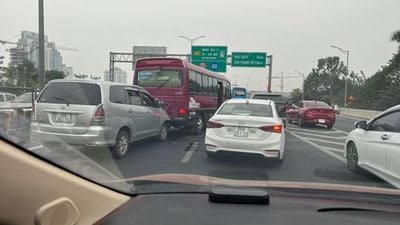 Khu vực cầu Thăng Long hướng vào Hà Nội ùn dài do có vụ tai nạn liên hoàn giữa 4 xe ô tô - Ảnh Thính giả VOV Giao thông