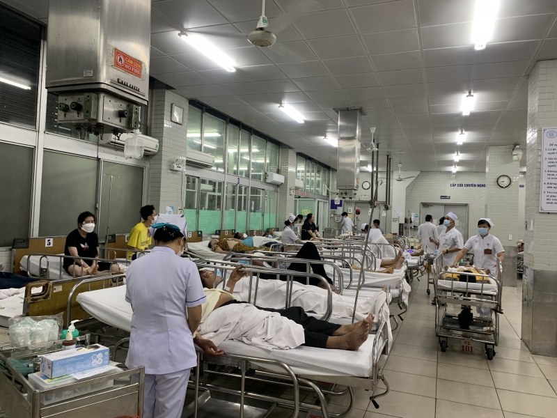 Bệnh nhân liên tục được đưa vào khoa Cấp cứu - Bệnh viện Chợ Rẫy (Ảnh: Kim Dung)