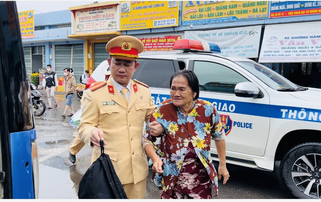 Bà nói tên là Nguyễn Thị Mai (64 tuổi) trú tại số 421 Trần Phú, phường 5, TP. Bà Rịa - Vũng Tàu
