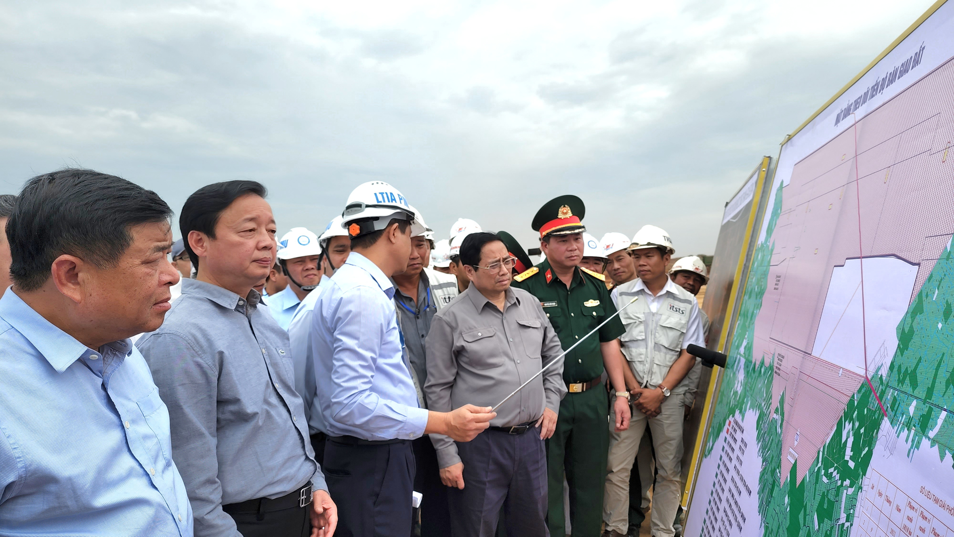 Ngay sau khi kiểm tra khu tái định cư, Thủ tướng và đoàn công tác của Chính phủ đã đến kiểm tra Dự án xây dựng Cảng hàng không Quốc tế Long Thành...