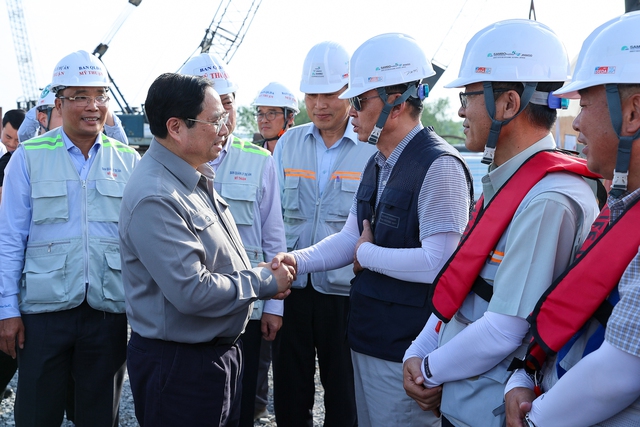 Thủ tướng thăm hỏi, trò chuyện với cán bộ, kỹ sư, công nhân đang làm việc tại dự án - Ảnh: VGP/Nhật Bắc
