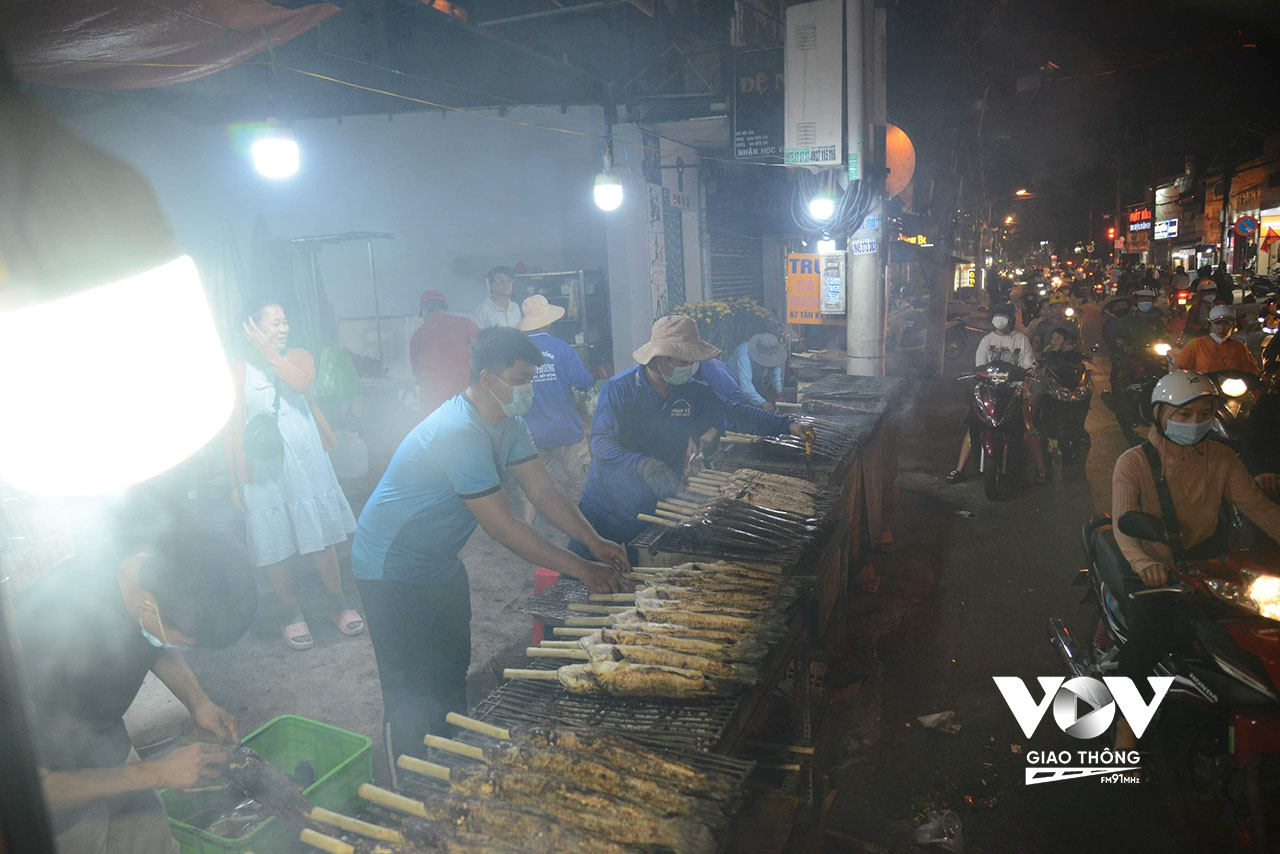 Ngay từ chiều tối 30/1 (mồng 9 Tết) người dân sống trên đường Tân Kỳ Tân Quý tất bật nướng con cá lóc để kịp bán ngày vía Thần Tài vào ngày mai.