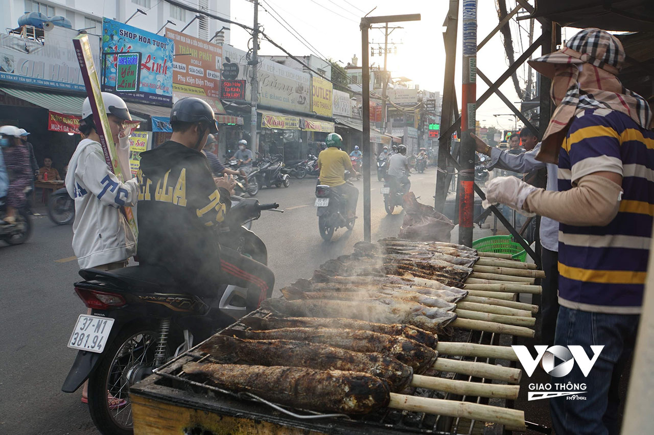 Đường Tân Kỳ - Tân Quý (quận Tân Phú, TP.HCM) bán cá lóc nướng từ hai chục năm nay nhưng nhộn nhịp nhất vào dịp vía Thần Tài (mồng 10 tháng Giêng).