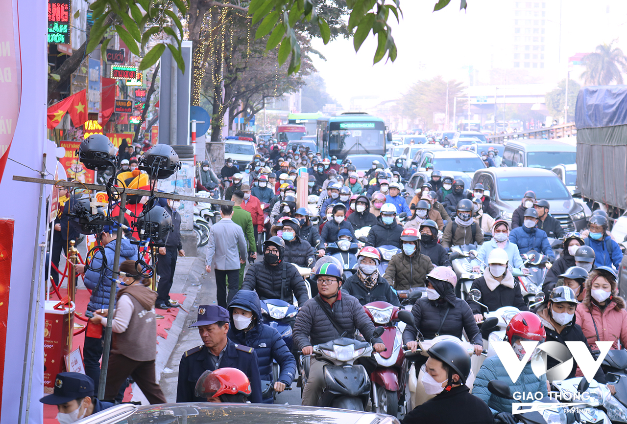 Bên trong cửa hàng đông đúc người mua vàng ngày vía thần tài, ngoài đường Nguyễn Trãi cũng “nóng” không kém cạnh
