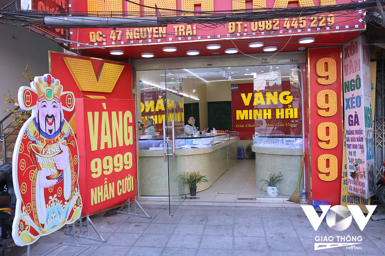 Cũng nằm trên phố Nguyễn Trãi, một số cửa hàng vàng lại 'không một bóng người'