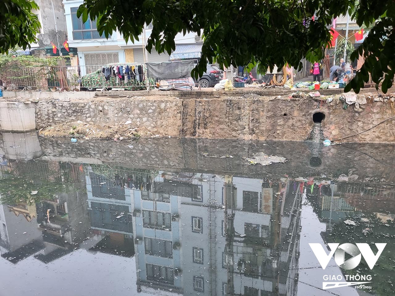 Theo PGS. TS. Phùng Chí Sỹ, màu nước đen, không có dòng chảy, lưu thông, nhiều bọt khí nổi lên, rác đổ bừa bãi xuống sông là tình trạng chung của các đô thị lớn tại Việt Nam. Hình ảnh ghi nhận tại sông Sét.