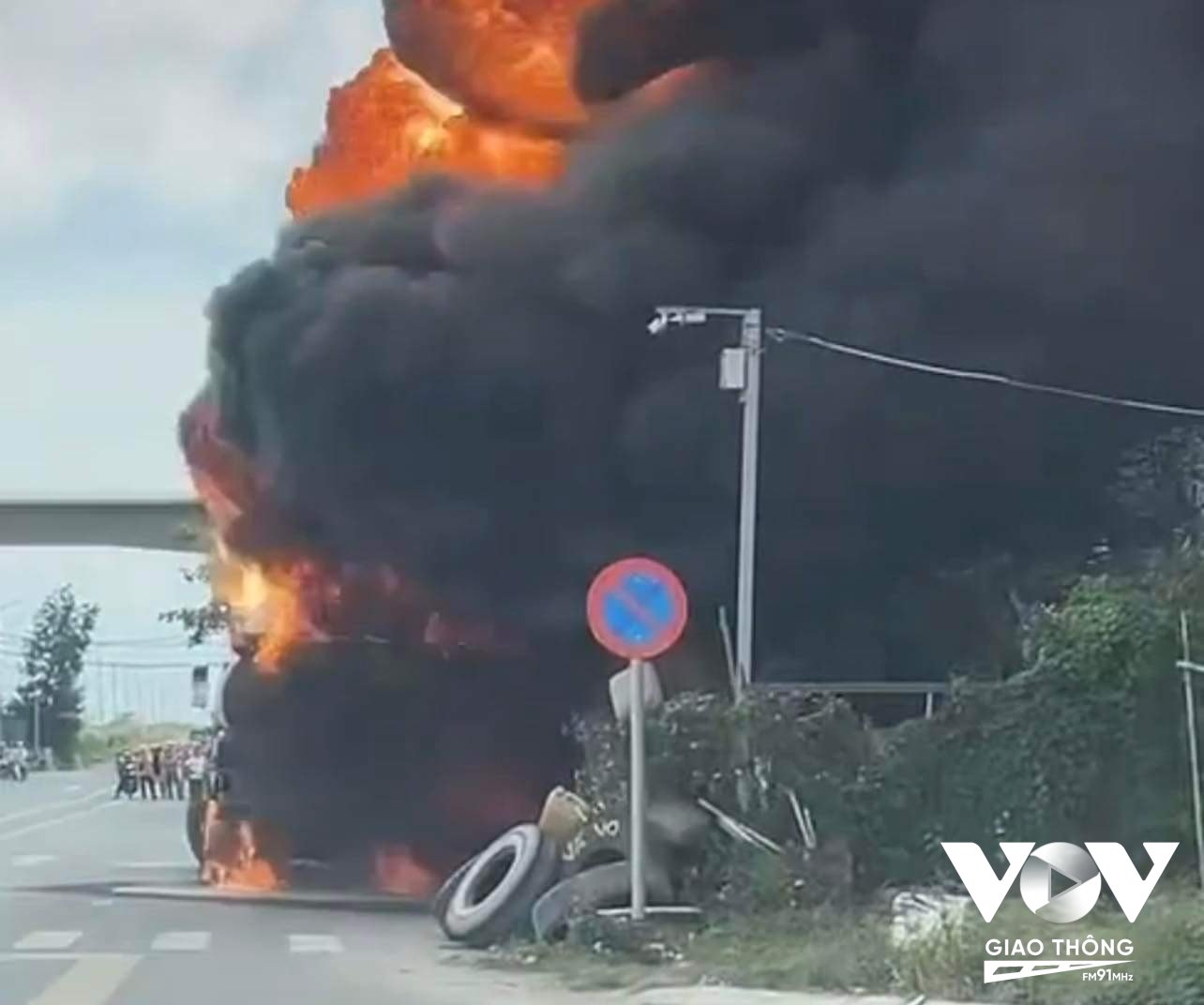 Hiện trường vụ cháy xe bồn chở xăng trên đường Nguyễn Hữu Thọ