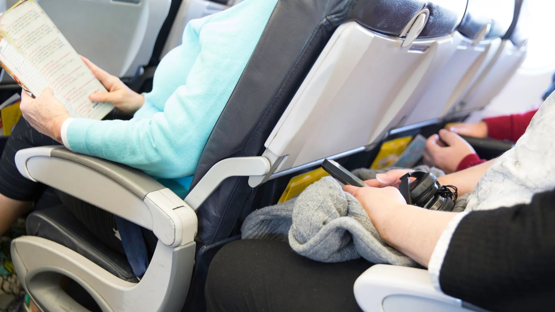 Tính năng ngả ghế trên máy bay là chủ đề gây tranh cãi nhiều năm giữa các nhóm hành khách đi máy bay. Ảnh minh họa: USA Today
