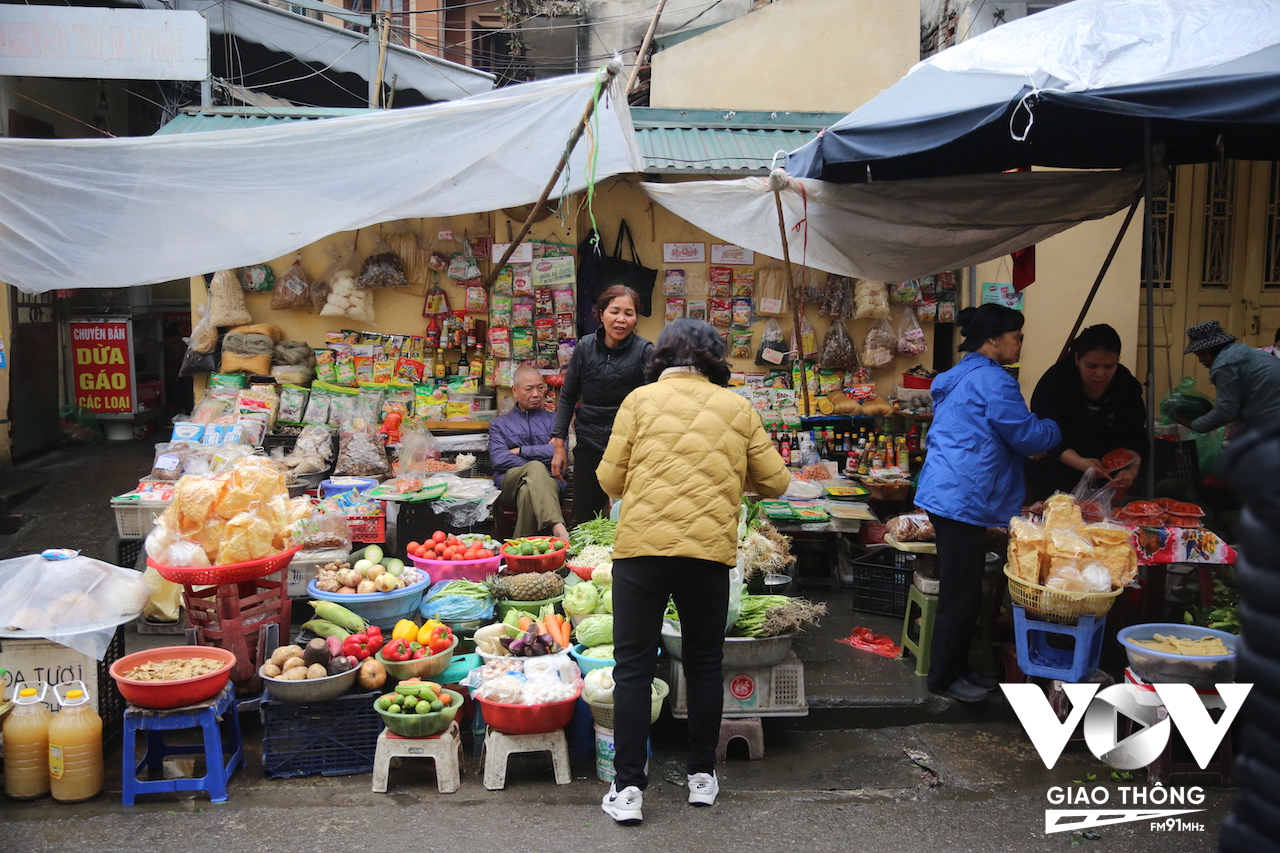 Ở các chợ vào thời điểm này hầu hết vẫn bày bán những thực phẩm giống như cho ngày Tết Nguyên đán.