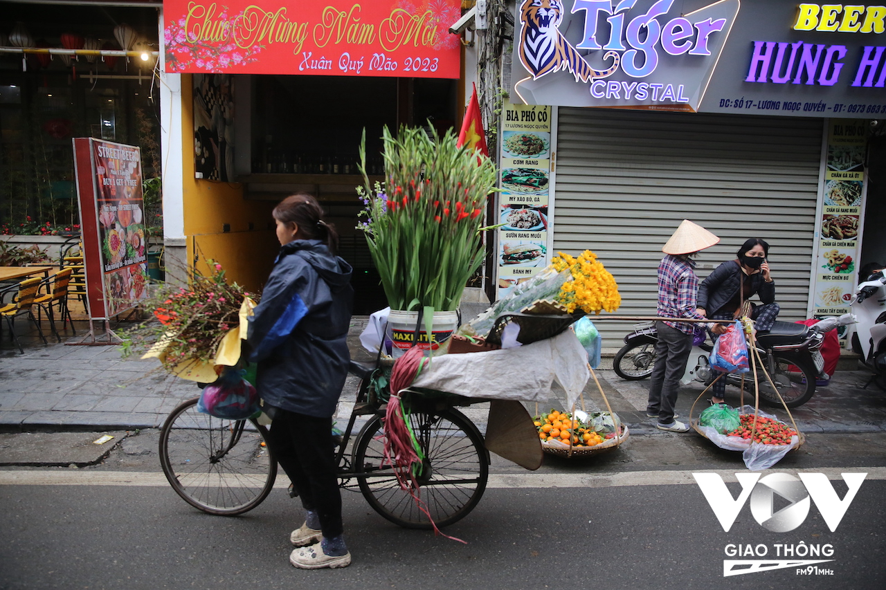Những gánh hàng hoa đi khắp phố phục vụ người cúng rằm.