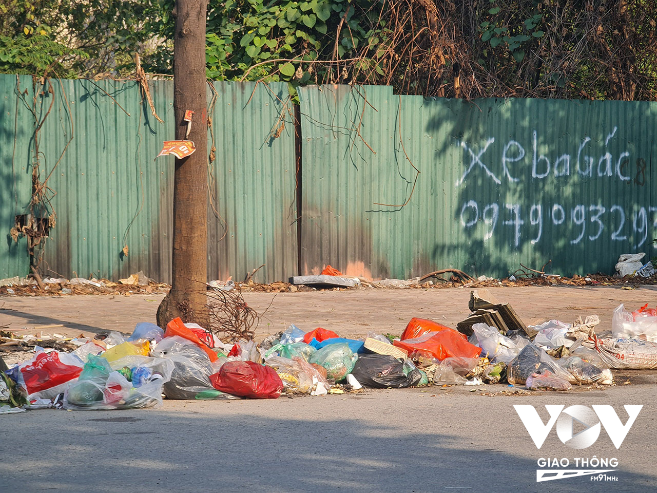 Bên cạnh đó, một vài người dân 'vô tư' xả rác ra đường gây mất mỹ quan đô thị