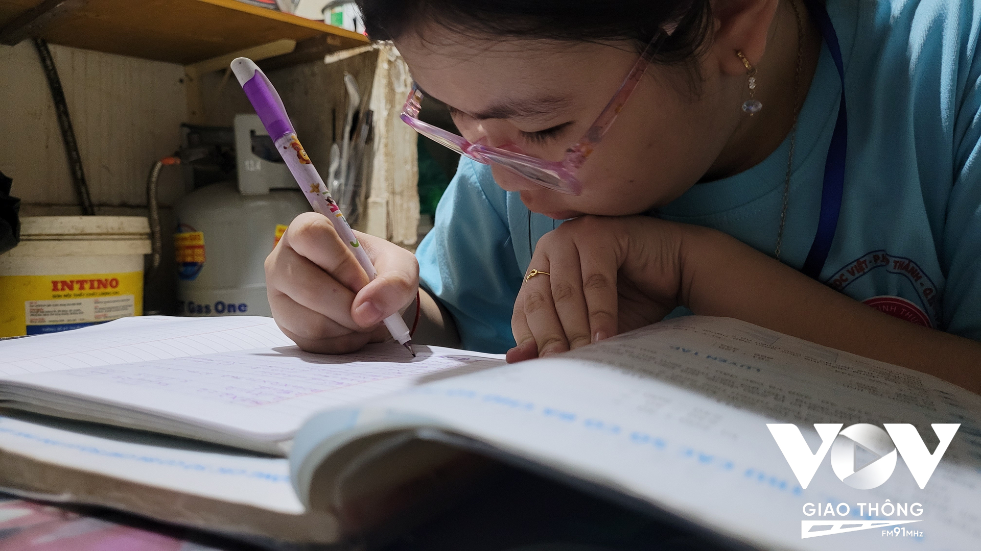 Con gái chị Trang bị tật ở mắt, học trường thường không theo kịp các bạn, học trường khiếm thị không thể xoay sở được chi phí do hoàn cảnh khó khăn