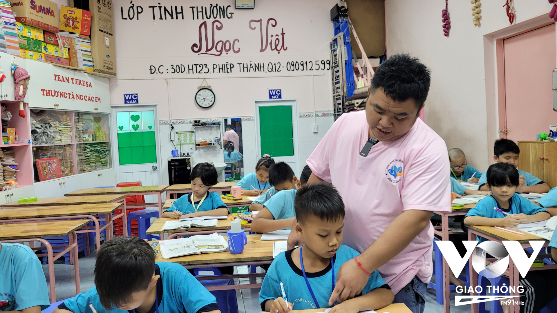 Cách đây 15 năm, anh Huỳnh Quang Khải - một hướng dẫn viên du lịch đã mở ra lớp học tình thương này. Đến nay, cũng gần 1.000 học sinh từ lớp học tình thương Ngọc Việt biết chữ, có em sau đó đến 15-16 tuổi vào các trường nghề học thêm, từ đây cũng thêm nhiều cuộc đời bước ra ánh sáng.