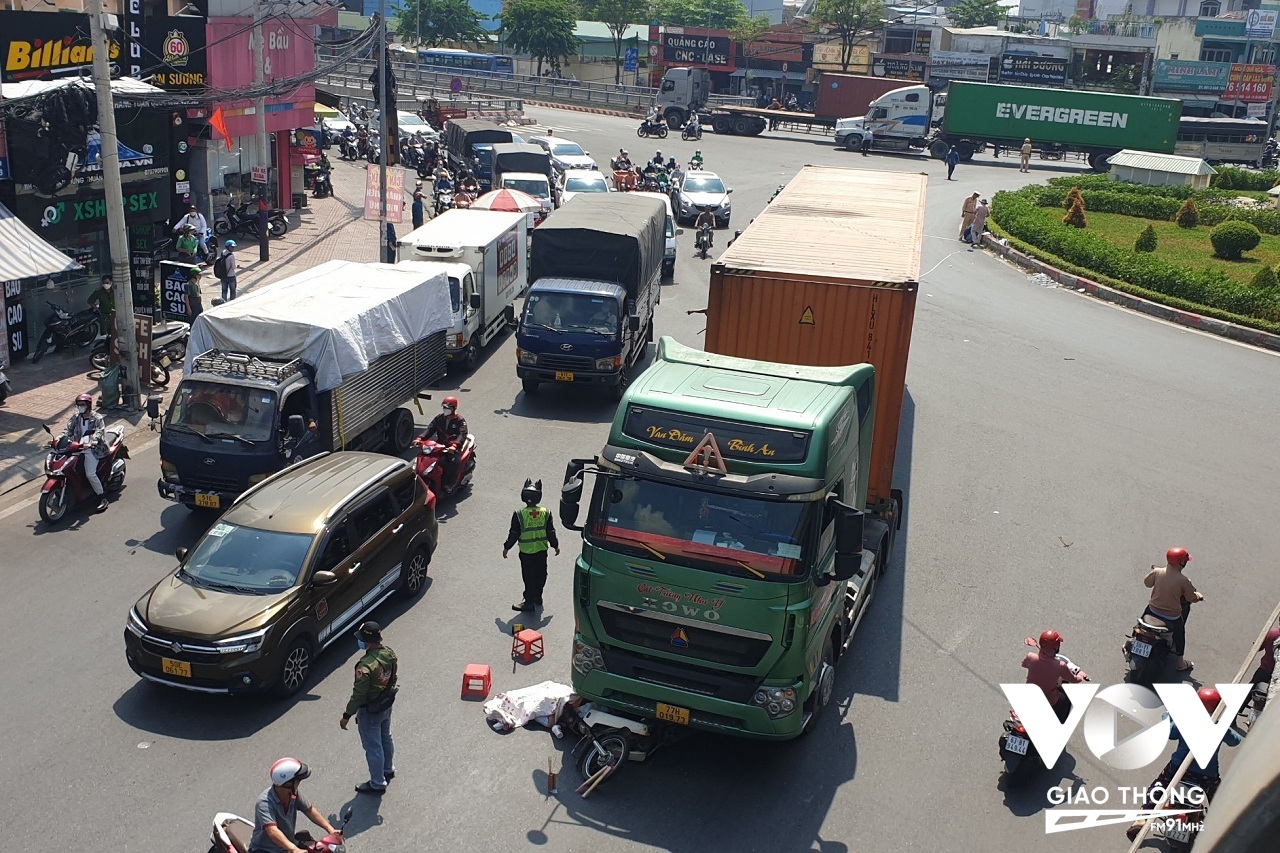 Hiện trường vụ tai nạn giao thông khiến người đàn ông đi xe máy tử vong