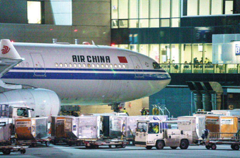 Một máy bay chở khách của Air China đậu tại Sân bay Frankfurt, Đức, sau khi đến từ Thành Đô, tỉnh Tứ Xuyên - Ảnh ALLIANCE/DPA/AP