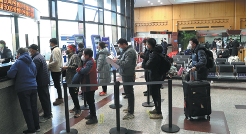 Hàng người xin cấp hộ chiếu tại Phòng dịch vụ xuất nhập cảnh Bắc Kinh ngày 9/1 - Ảnh CHINA DAILY