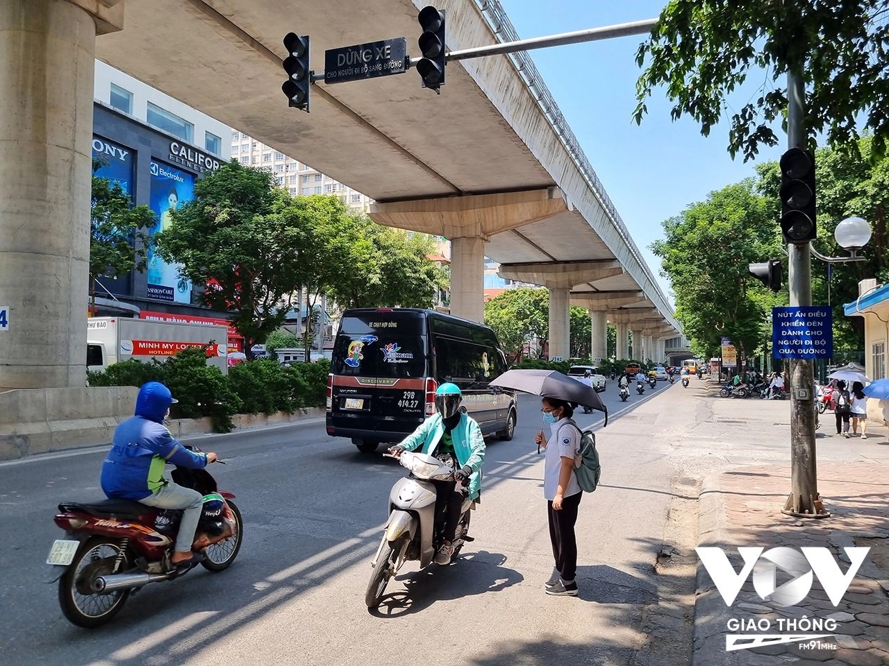 Đèn tín hiệu cho người đi bộ sang đường tại đường Xuân Thủy, đoạn qua Trường đại học Sư phạm Hà Nội.