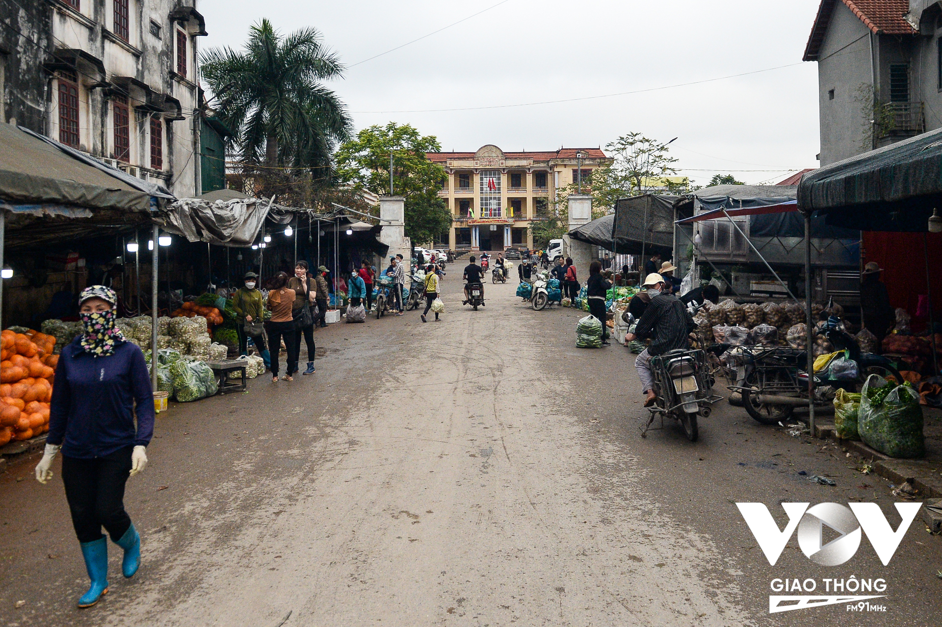 Tại con đường dẫn vào UBND xã Đông Tảo cũng đầy các hàng bán rau, củ, quả lấn ra đường.