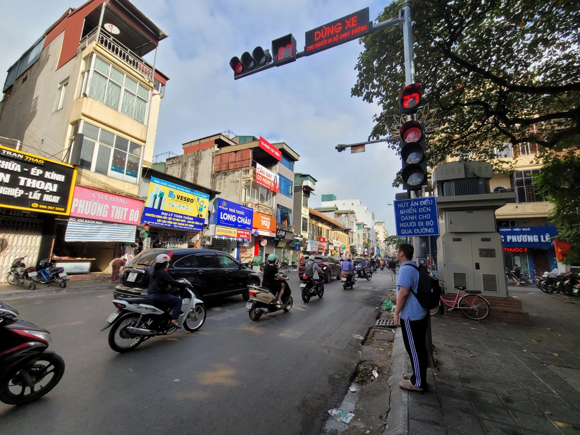 Nút bấm dành cho người đi bộ tại nút Bạch Mai-Hồng Mai, quận Hai Bà Trung, Hà Nội.