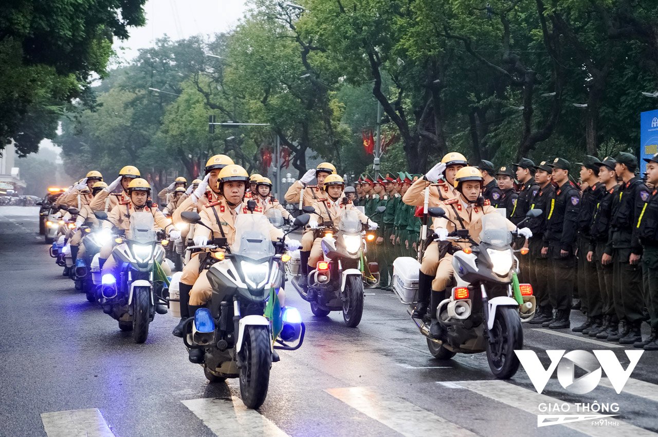 Lực lượng chức năng diễu hành sau Lễ phát động ra quân Năm ATGT 2023
