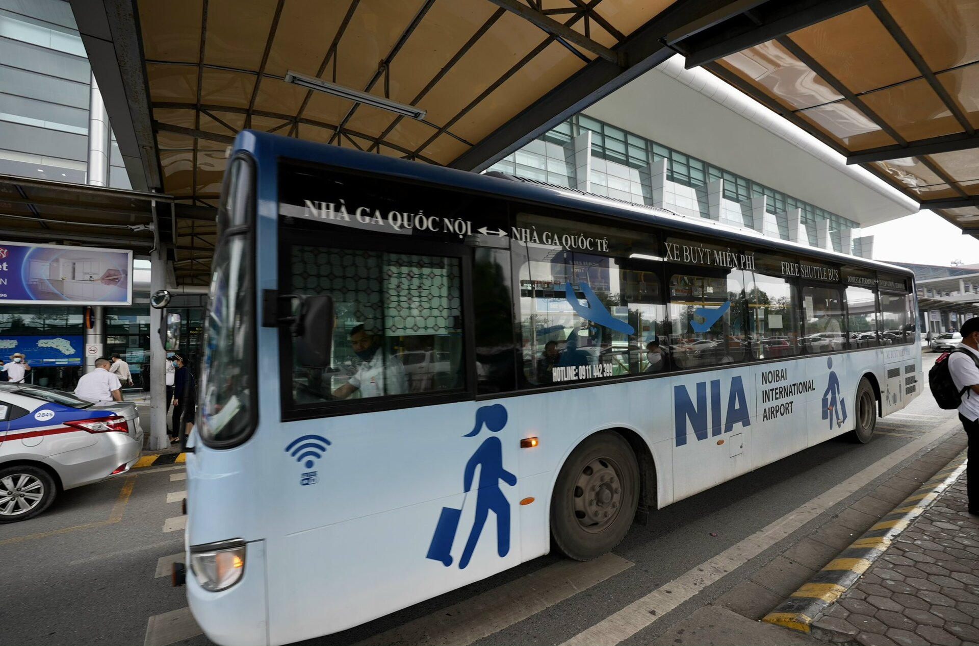 Dịch vụ xe nối chuyến miễn phí di chuyển giữa hai nhà ga - Cảng HKQT Nội Bài