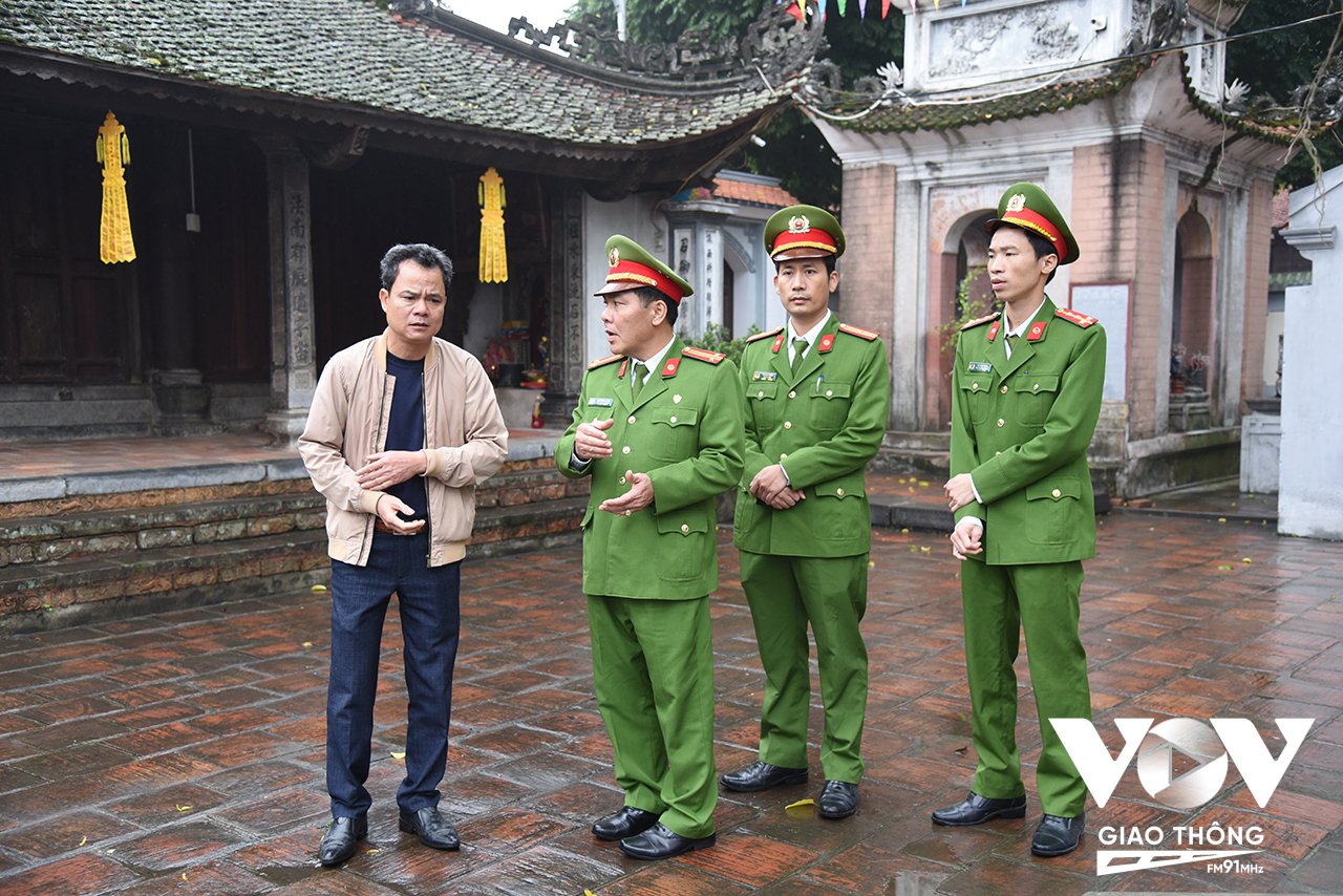 Đội Cảnh sát PCCC và CNCH, Công an huyện Thanh Oai phối hợp với lực lượng chức năng xã Tam Hưng kiểm tra công tác phòng cháy tại chùa Bối Khê