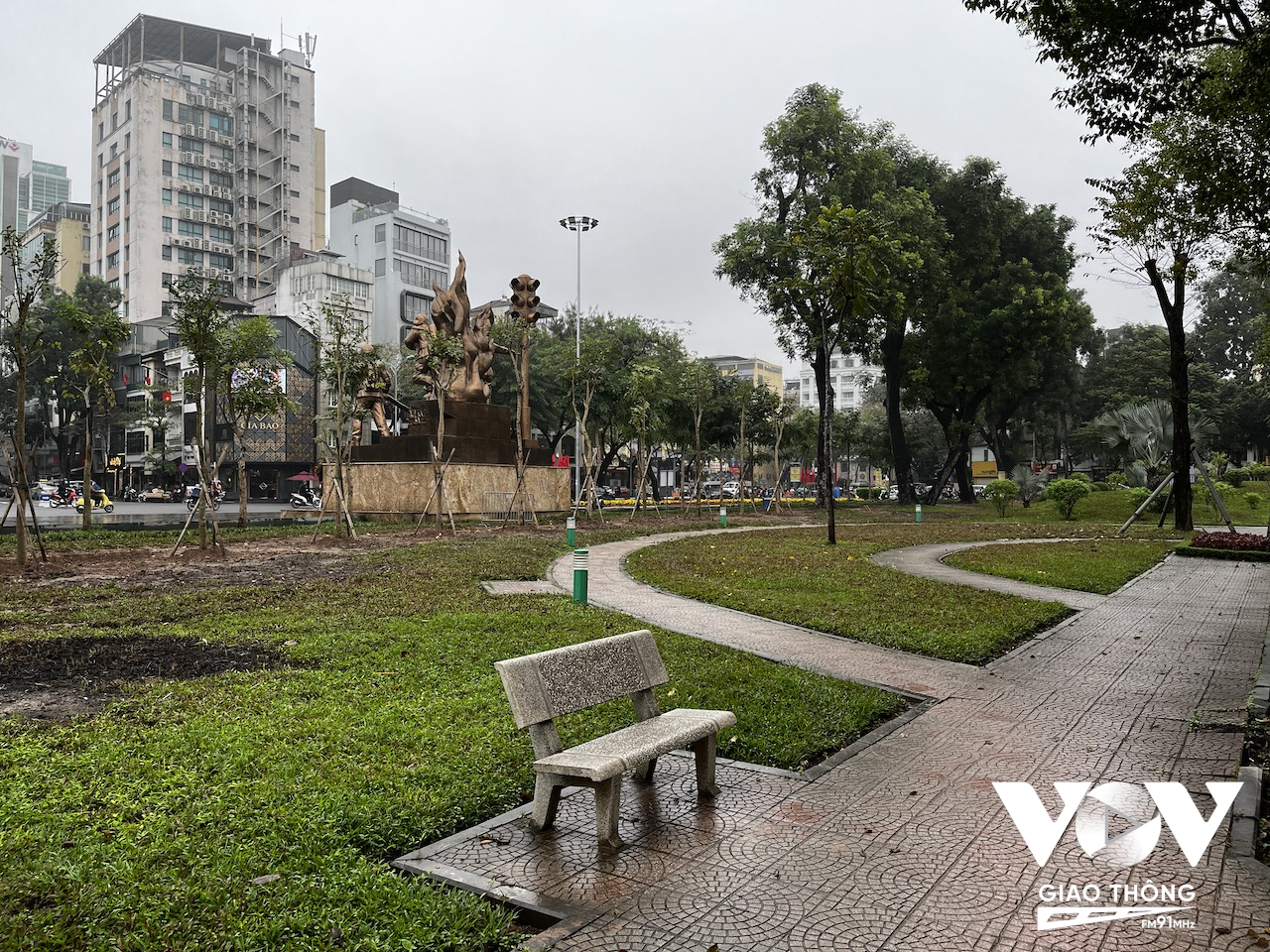 Việc dỡ bỏ hàng rào có thể nói là quyết định đúng đắn của thành phố để trả lại đúng nghĩa cho từ 'công viên' - trong điều kiện thành phố đang rất thiếu những không gian công cộng phục vụ nhu cầu vui chơi của người dân.