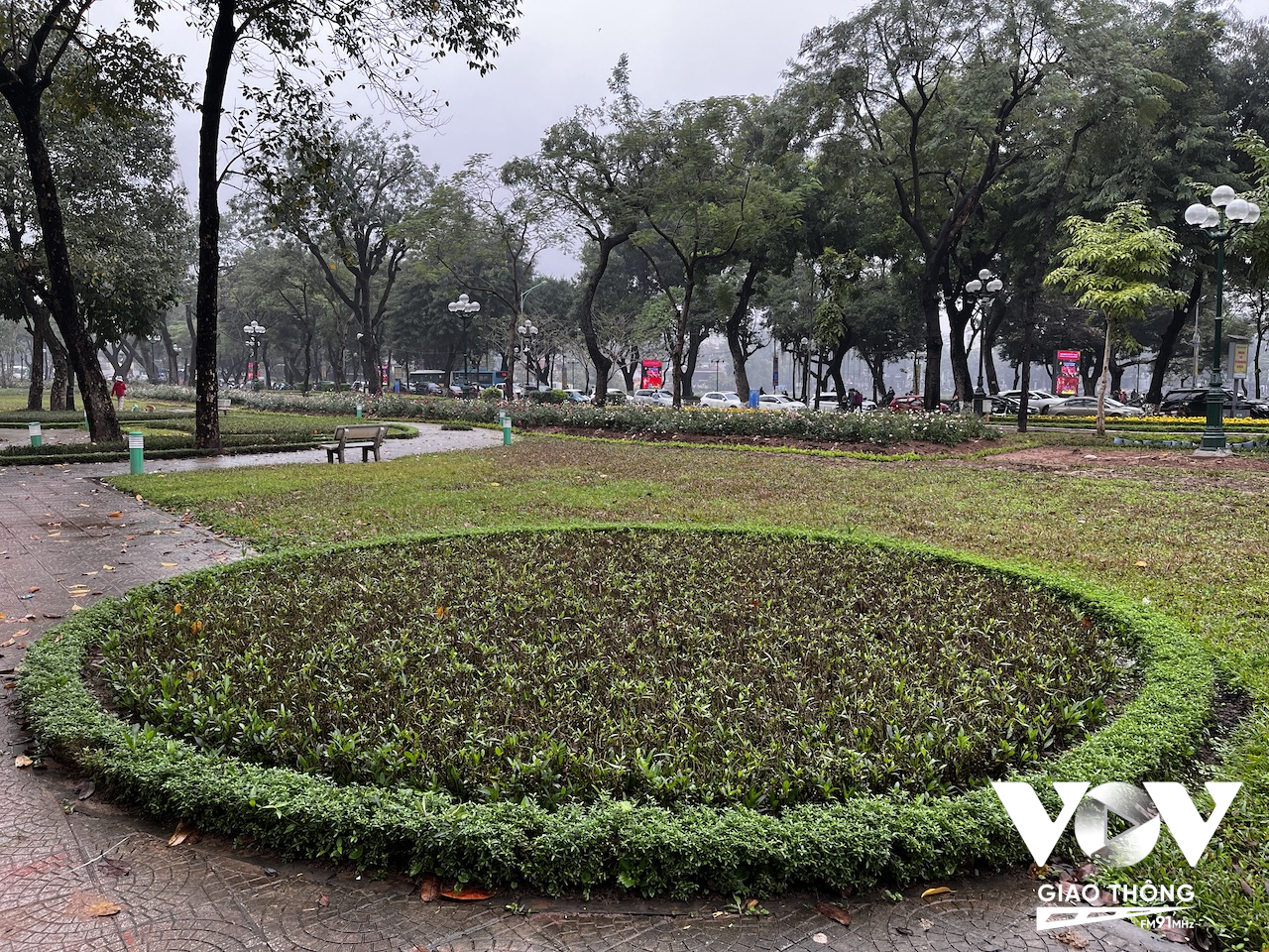 Công viên Thống Nhất có diện tích khoảng 60ha, là một trong những công trình công cộng lớn nhất ở Thủ đô với rất nhiều cây xanh, hồ nước, nằm ở vị trí trung tâm và là công sức của rất nhiều thanh niên tình nguyện Thủ đô từ những năm 1960 tham gia xây dựng...