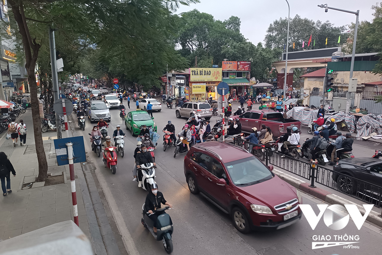 Nhiều phương tiện quay đầu thậm chí tạt đầu cả ô tô, lẫn xe buýt đang di chuyển hướng từ Chùa Bộc về Phạm Ngọc Thạch