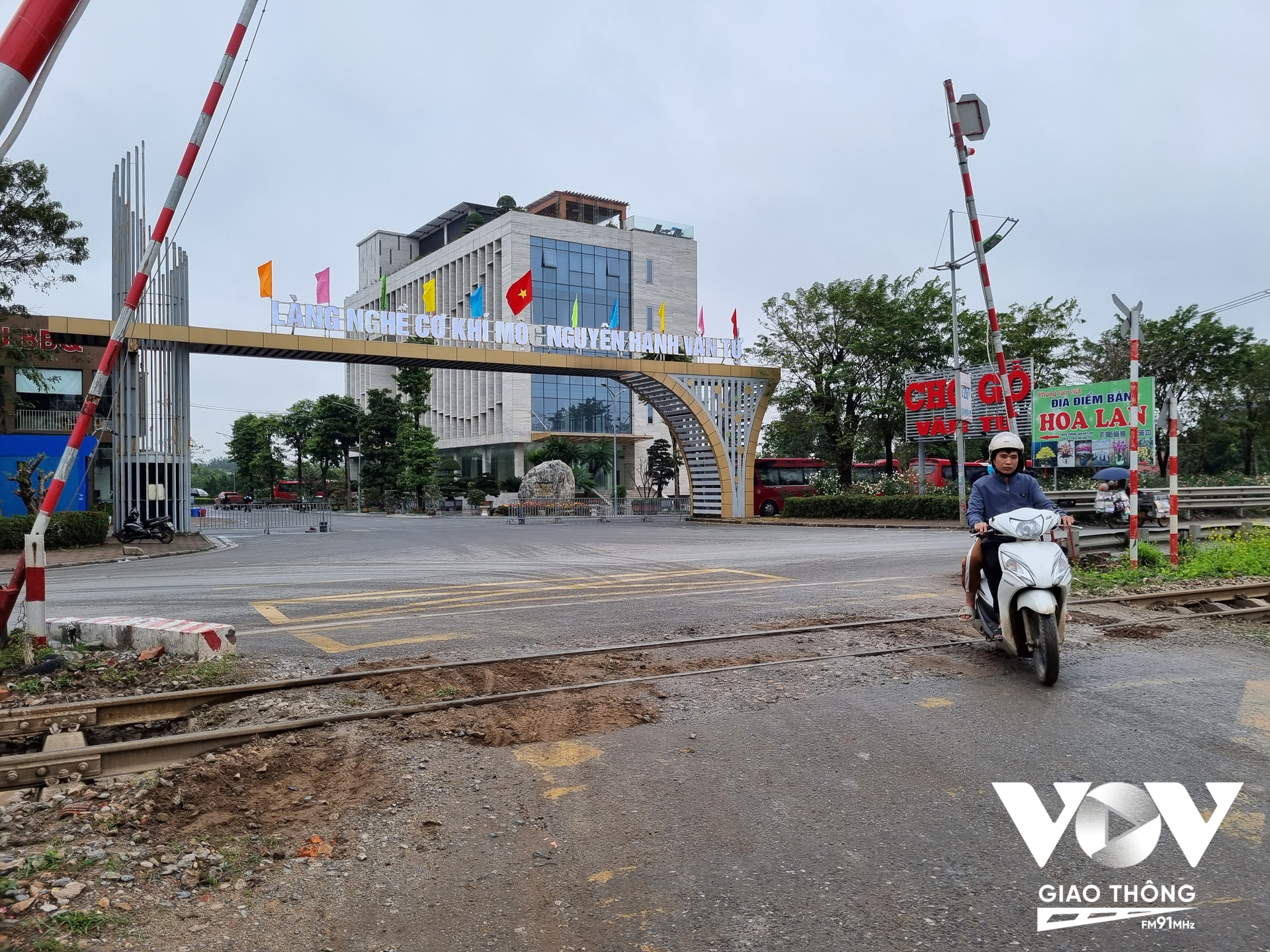Lối mở km 28+805, xã Văn Tự, huyện Thường Tín, Hà Nội, gần nửa tháng sau va chạm giữa tàu SE5 và xe đầu kéo chở sắt