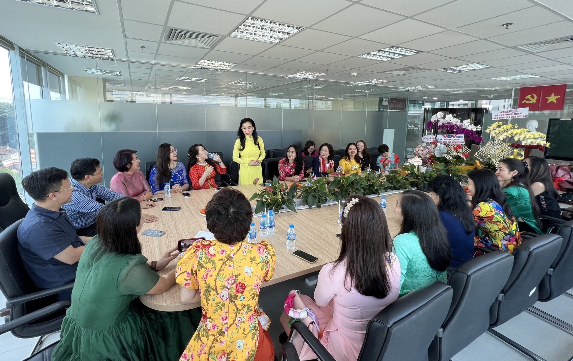 Các nữ doanh nhân đến thăm và chia sẻ phối hợp thông tin với Kênh VOV Giao thông tại khu vực phía Nam.
