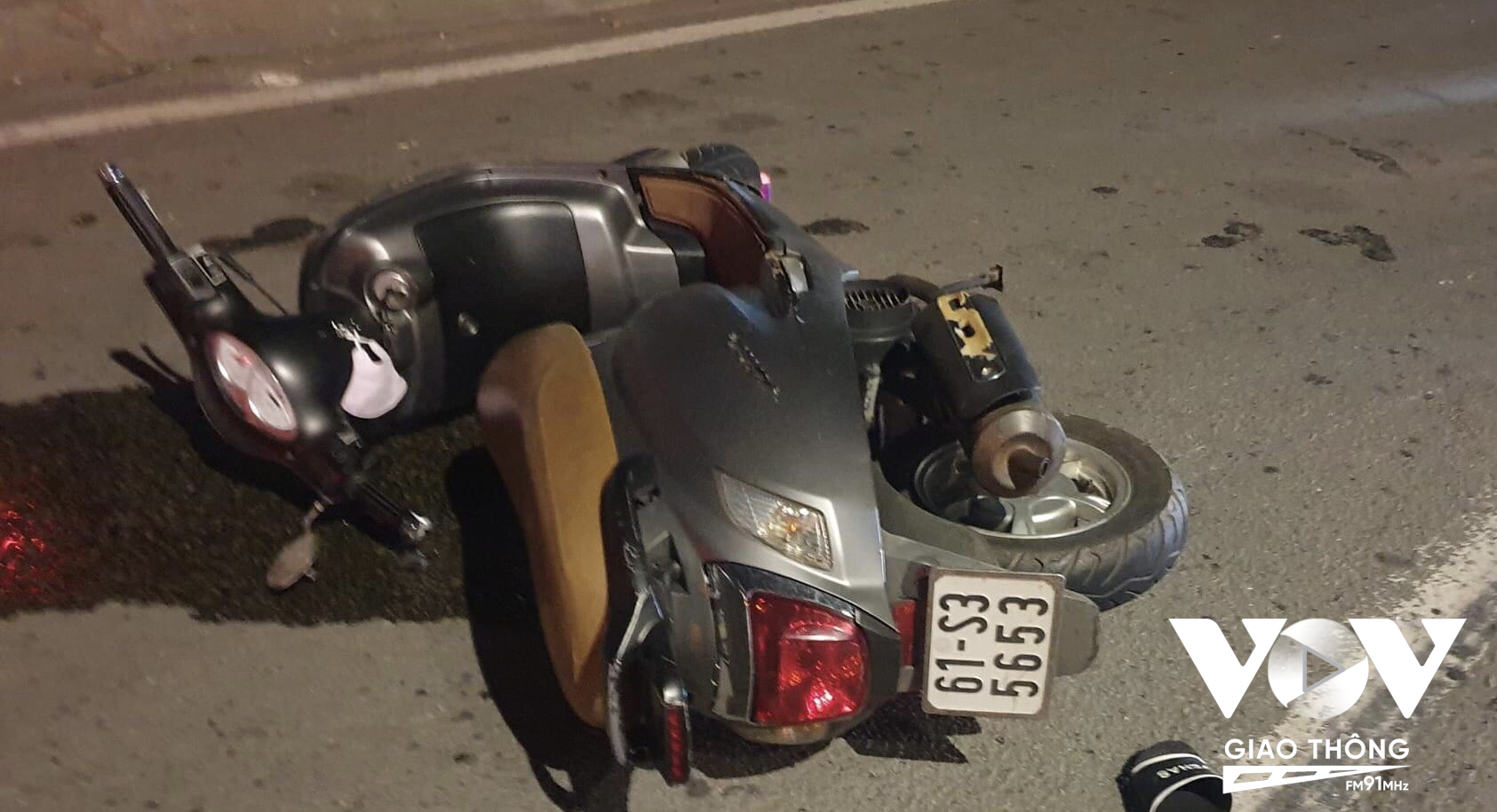 Chiếc xe máy của 2 nạn nhân hư hỏng sau va chạm