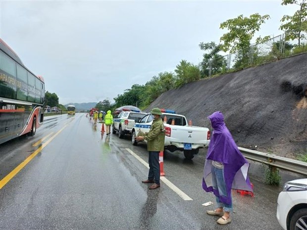 Hiện trường một vụ tai nạn trên cao tốc Nội Bài-Lào Cai. (Nguồn: TTXVN phát)