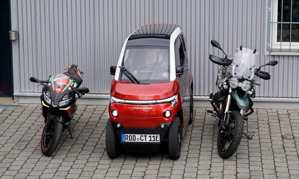 Nhỏ gọn, tiết kiệm nhiên liệu là ưu thế của xe điện mini - Ảnh REUTERS