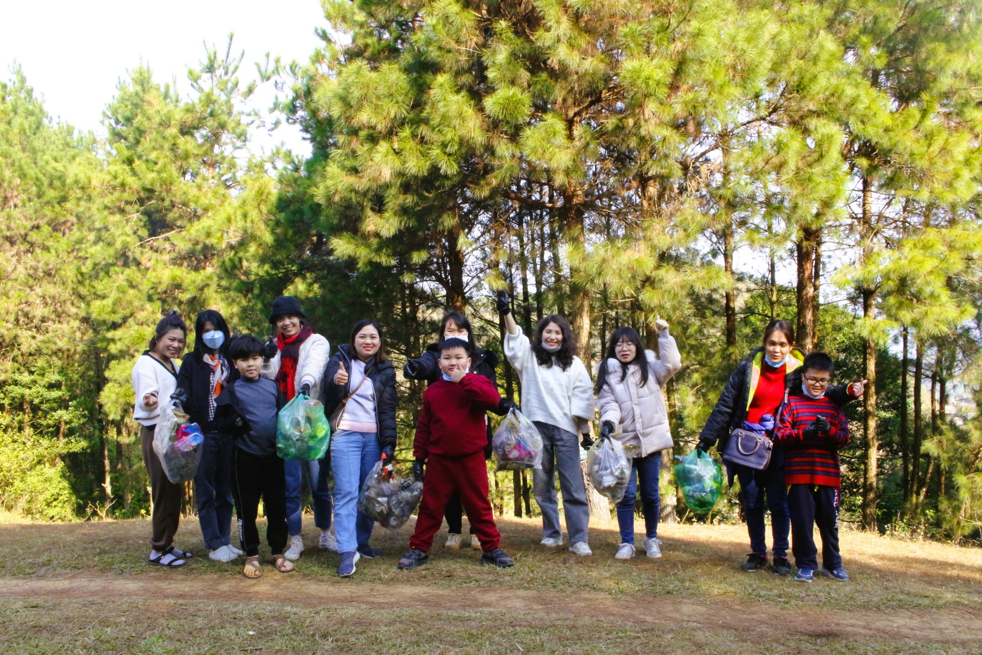 Các thành viên của XOXO Edu trong chuyến hành trình làm sạch rừng thông Hua Tạt, huyện Vân Hồ, Sơn la. Ảnh: XOXO Edu