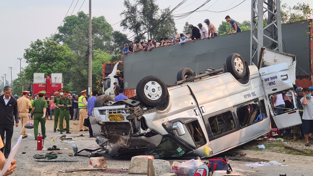 Hiện trường vụ tai nạn đặc biệt nghiêm trọng tại Quảng Nam. Ảnh: Thanh niên