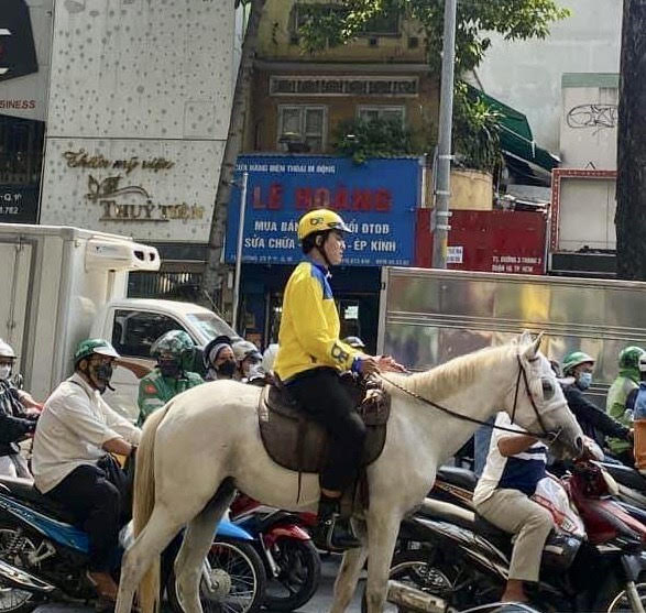 Người đàn ông cưỡi ngựa trên đường Hai Bà Trưng. 
