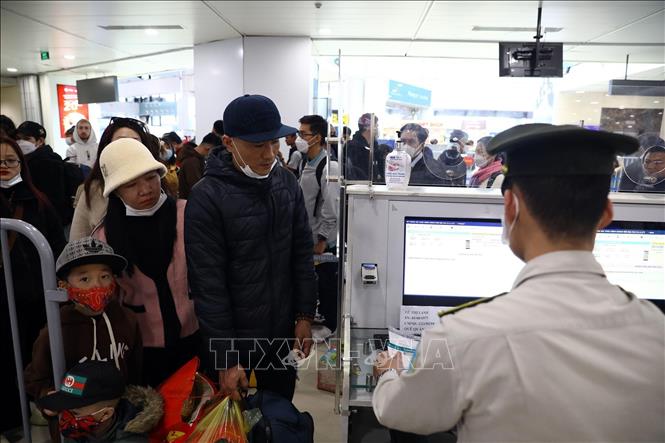 Hành khách làm thủ tục an ninh tại sân bay quốc tế Nội Bài. Ảnh tư liệu (minh họa): Huy Hùng/TTXVN