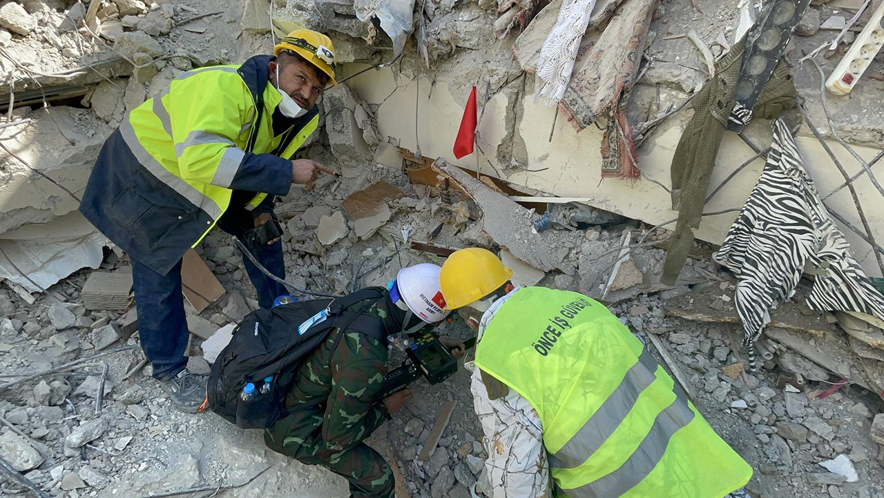 Lực lượng cứu nạn Quân Đội Nhân dân Việt Nam thực hiện các công tác cứu nạn trên đất Thổ Nhĩ Kỳ. Ảnh: Văn Hiếu