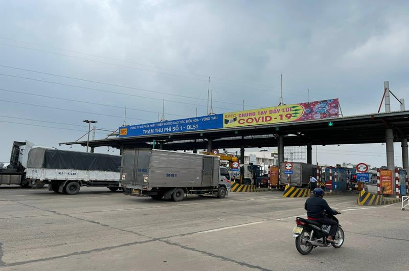 Các phương tiện lưu thông qua trạm thu phí T1 trên quốc lộ 51 (P.Tam Phước, TP.Biên Hòa) - Ảnh: dongnai.gov