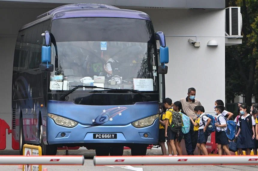 Dịch vụ xe buýt trường học đắt đỏ, thế nhưng đây là lựa chọn duy nhất để đảm bảo việc đưa đón con em họ đến trường được an toàn. Ảnh: straitstimes.com