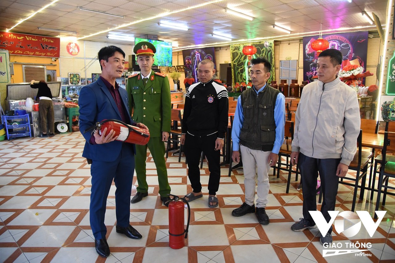 Đội Cảnh sát PCCC&CNCH Công an huyện Phú Xuyên tuyên truyền đảm bảo an toàn PCCC tại các cơ sở kinh doanh dịch vụ ăn uống