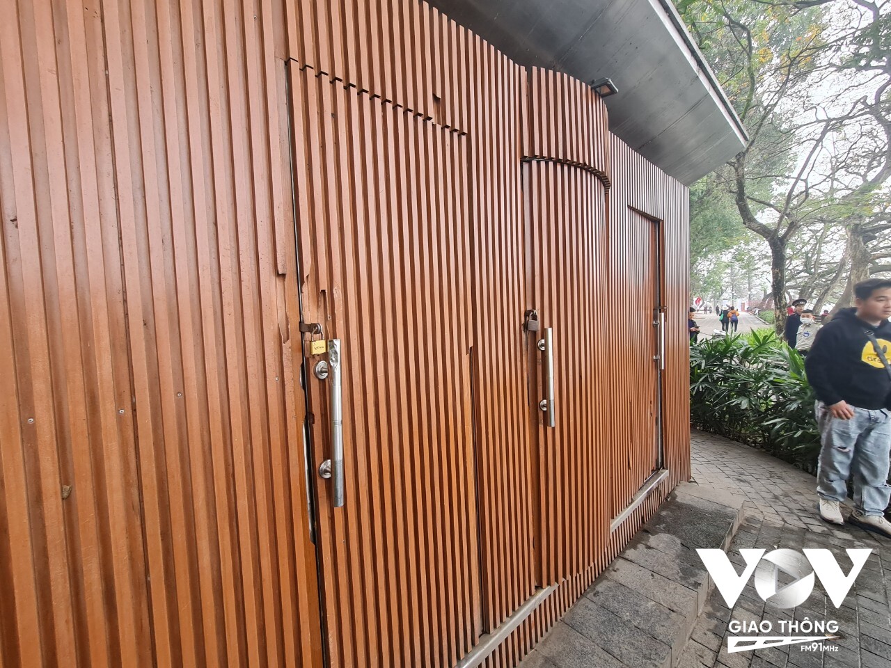Nhà vệ sinh tại khu vực hồ Hoàn Kiếm 'khá khẩm' hơn đôi chút, nhưng 3 trên 4 cabin lại bị khóa, người dân không thể sử dụng