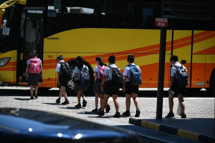 Các nhà điều hành xe buýt trường học tư nhân tại Singapore đang phải đau đầu đối phó với tình trạng thiếu tài xế và phương tiện được phép chở học sinh cũng như chi phí nhiên liệu tăng cao. Ảnh: straitstimes.com