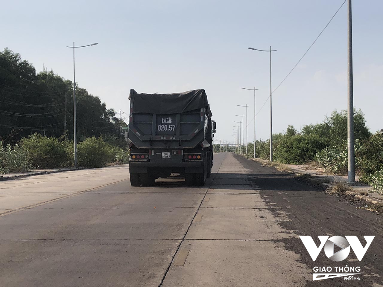 Xe vận chuyển than thường di chuyển với vận tốc cao khiến than vương vãi than xuống đường gây ô nhiễm.