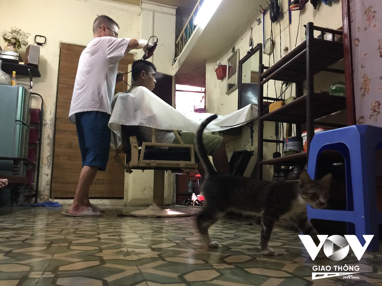 Một người thợ cắt tóc mở cửa tiệm ngay tại nhà mình, trong một con ngõ sâu trên phố Hàng Bồ... Khách của ông, chủ yếu là những người hàng xóm, khách quen đã nhiều chục năm mới biết mà tìm đến.