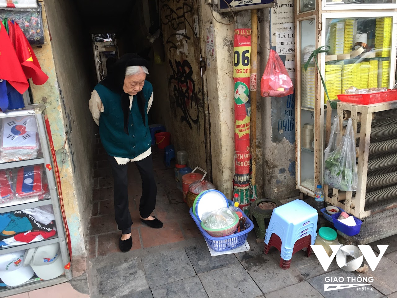 Những con ngõ nhỏ được tận dụng làm nơi bán chén nước chè cho khách qua đường, cũng đủ để trang trải cuộc sống, chủ yếu là của những người lớn tuổi...