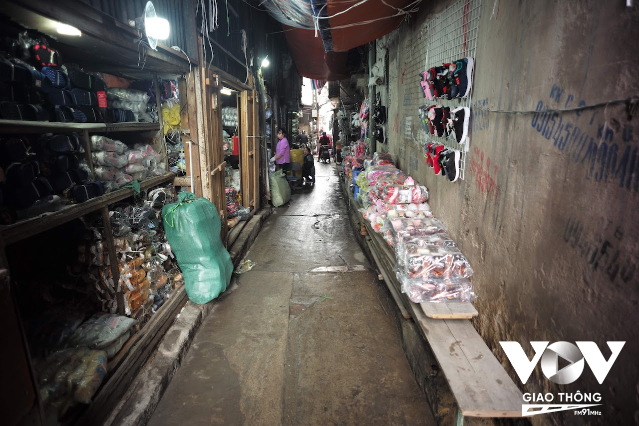 Tận dụng làm nơi buôn bán, dù không gian vốn đã rất chật chội... Ở phố cổ Hà Nội, những không gian như thế này vẫn đủ để người ta làm ăn, buôn bán. Đúng với câu 'tấc đất, tấc vàng'
