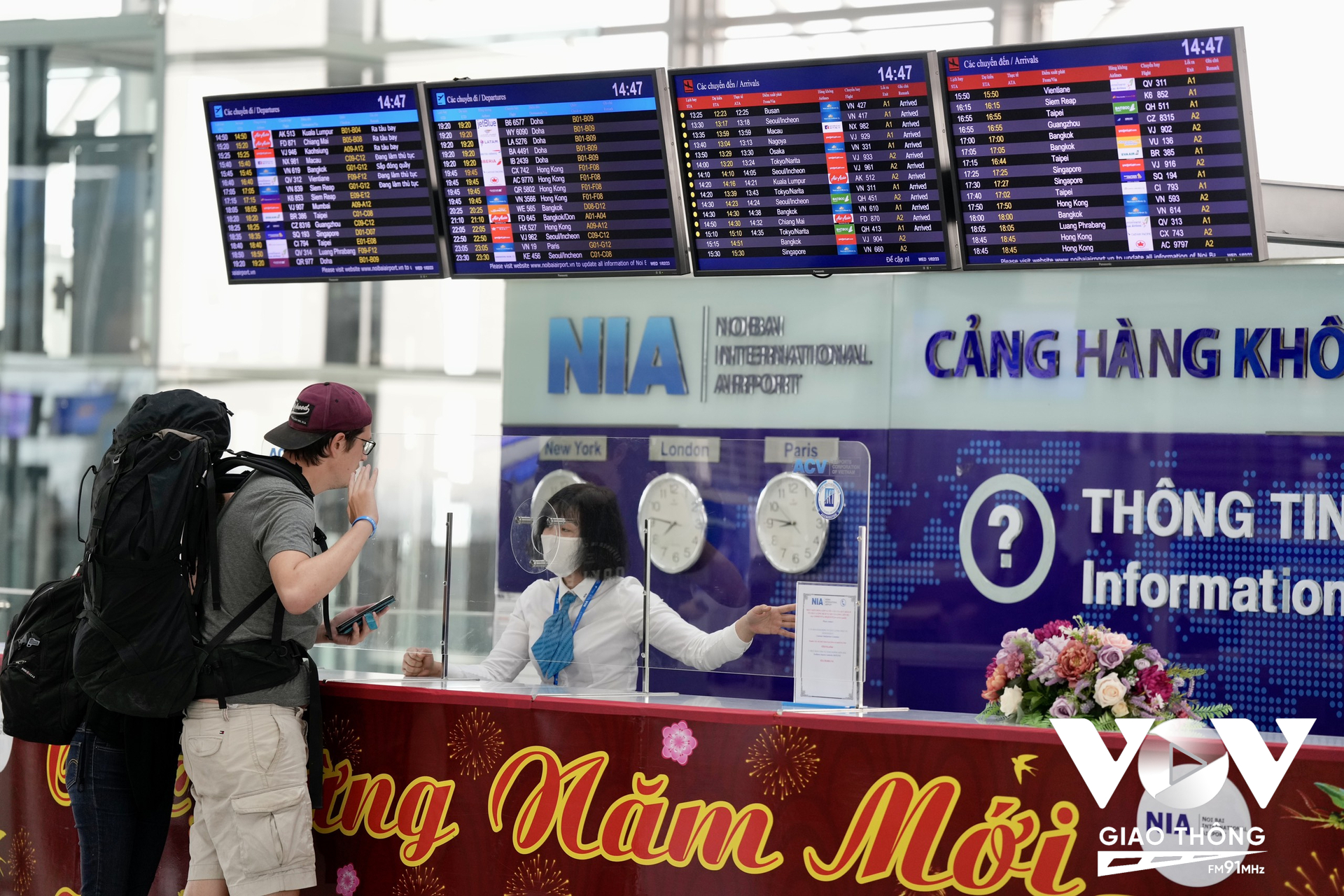 Nhân viên tại quầy thông tin - Cảng HKQT Nội Bài luôn sẵn sàng hỗ trợ hành khách