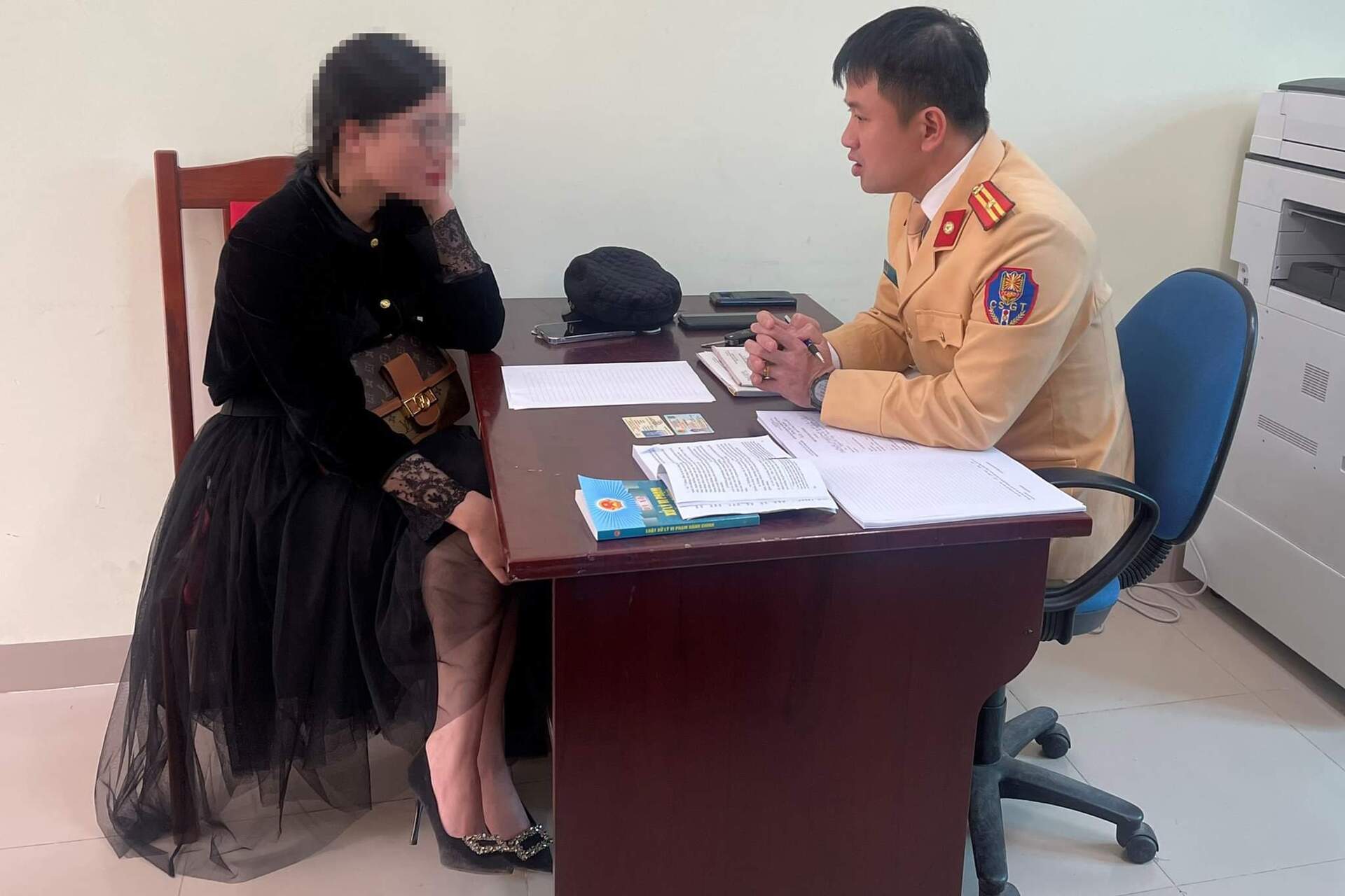 Nữ tài xế N. bị xử phạt 3,4 triệu đồng và tước giấy phép lái xe 2 tháng.